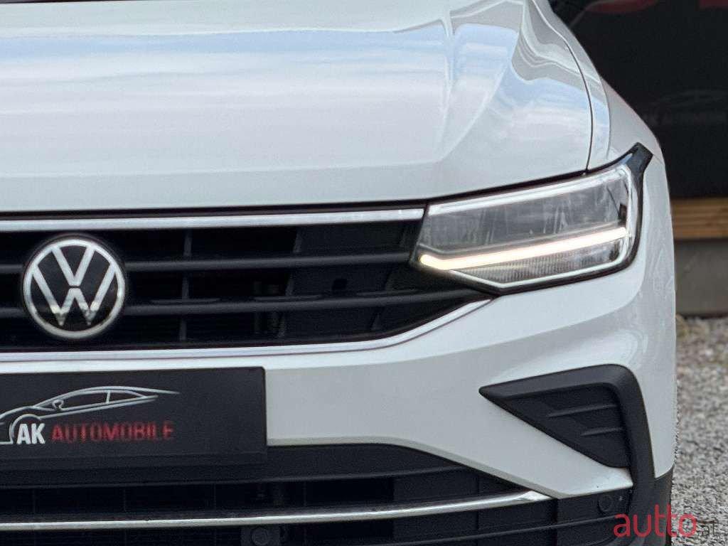 2020' Volkswagen Tiguan photo #4