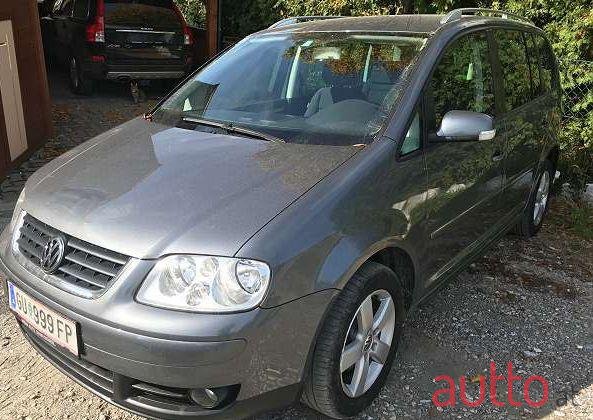2005' Volkswagen Touran photo #1