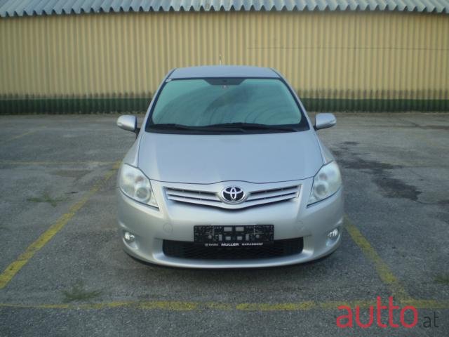 2011' Toyota Auris photo #1