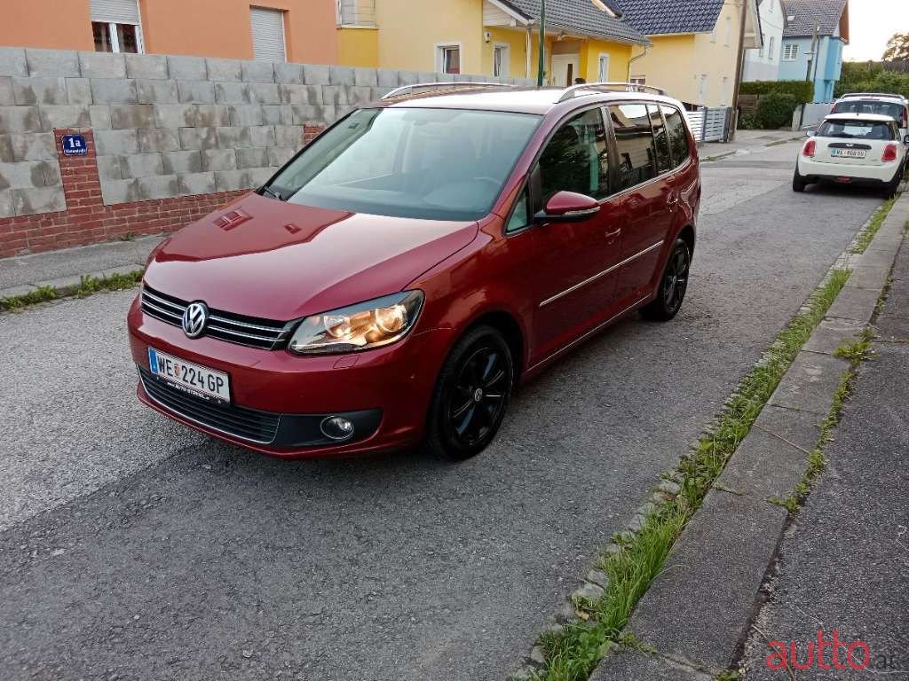 2011' Volkswagen Touran photo #6