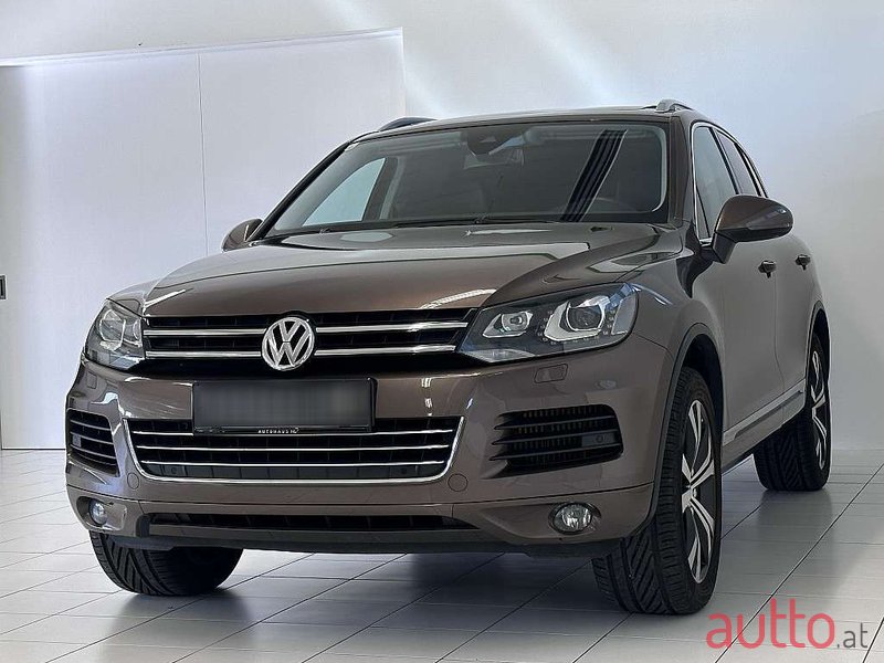 2012' Volkswagen Touareg photo #3