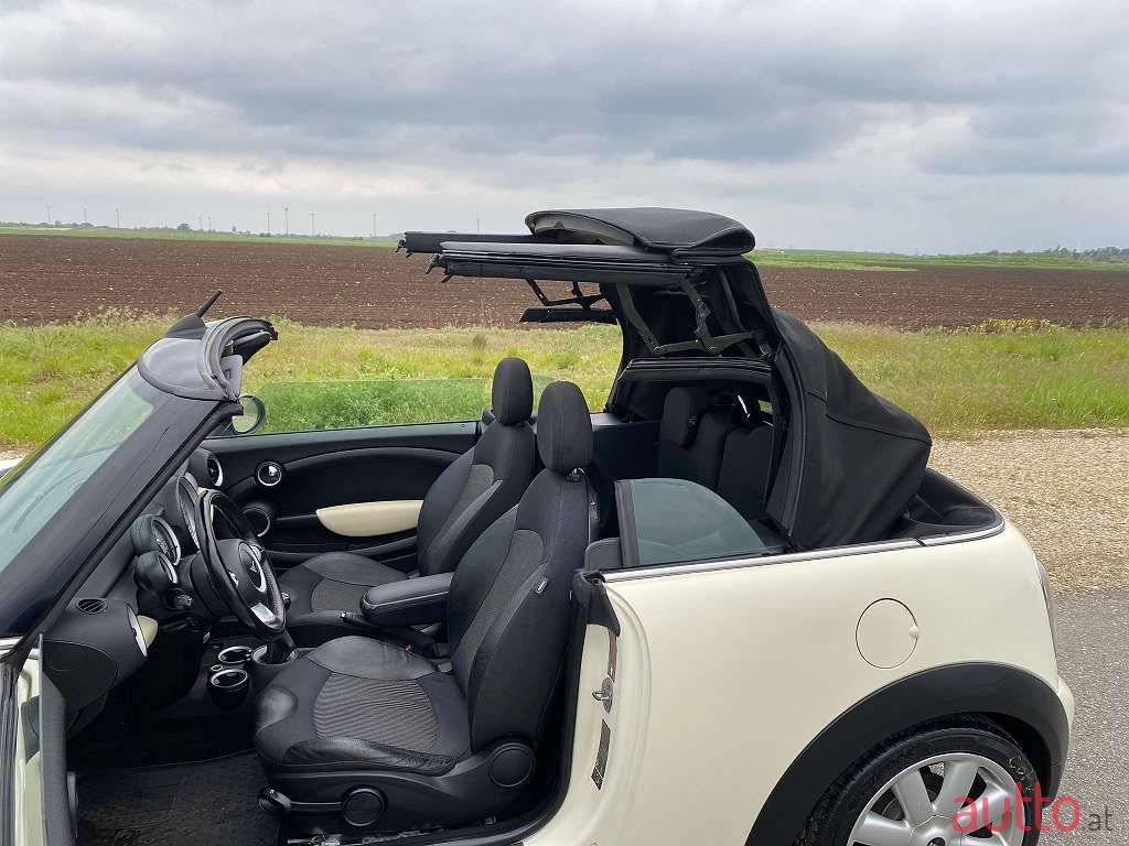 2010' MINI Cabrio photo #3