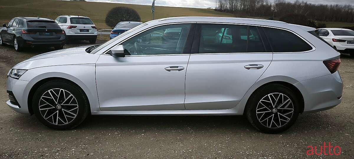 2020' Skoda Octavia photo #2