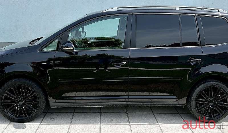 2015' Volkswagen Touran photo #3