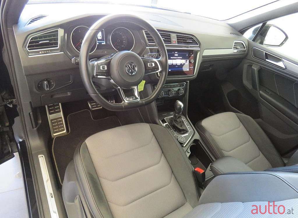2017' Volkswagen Tiguan photo #3