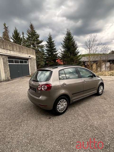 2011' Volkswagen Golf photo #4