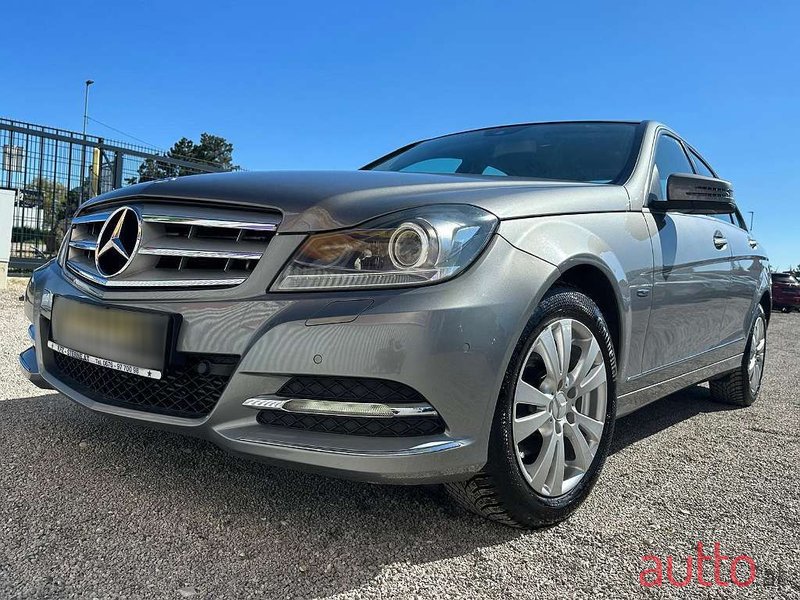 2011' Mercedes-Benz C-Klasse photo #2