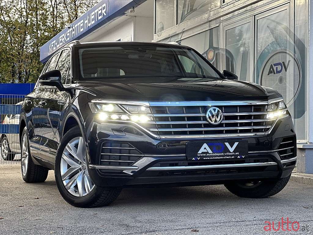2019' Volkswagen Touareg photo #3