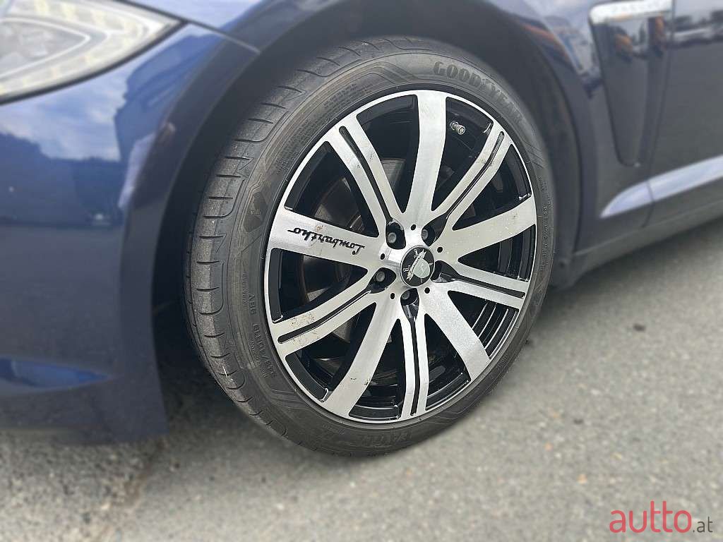 2013' Jaguar XF photo #4