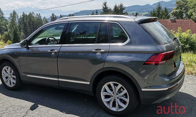 2017' Volkswagen Tiguan photo #4