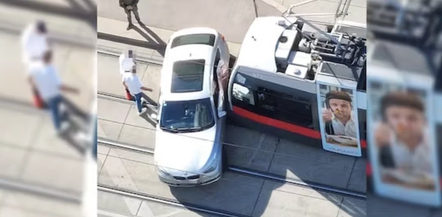 Heftiger Crash mit Auto legt Bim-Linie in Wien lahm