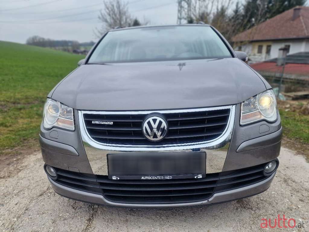 2009' Volkswagen Touran photo #2