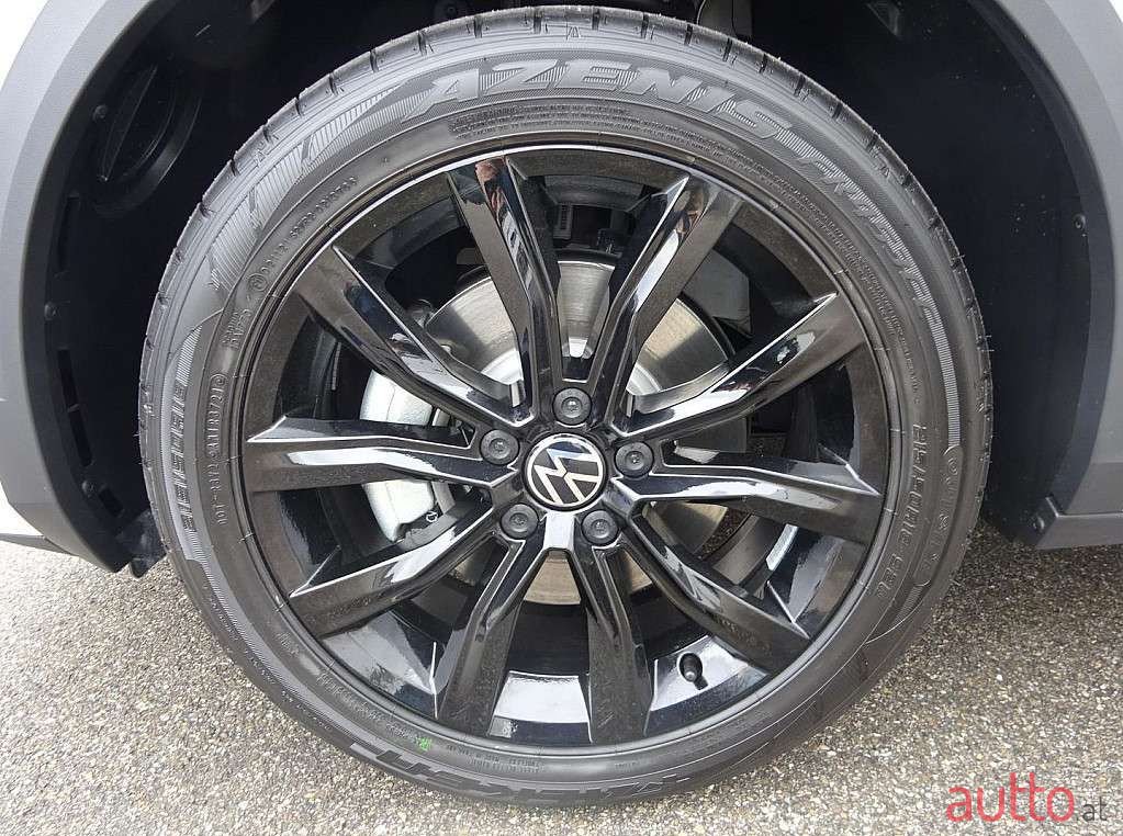 2023' Volkswagen T-Roc photo #5