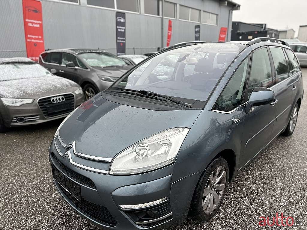 2011' Citroen C4 Picasso photo #1