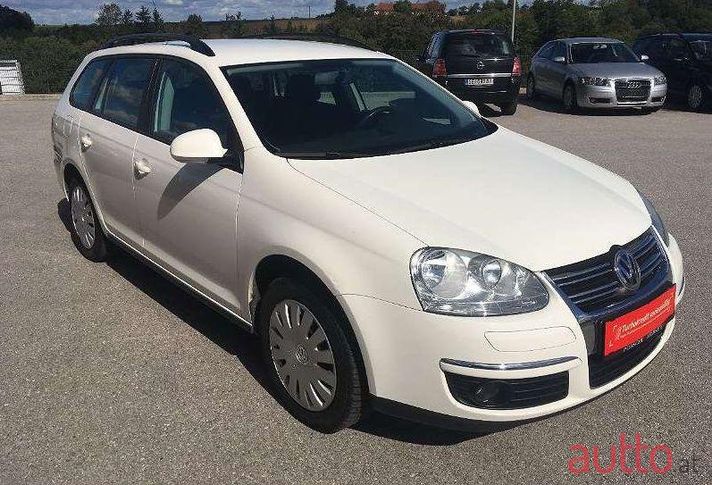 2008' Volkswagen Golf photo #3