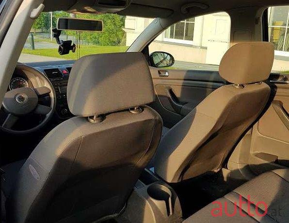 2004' Volkswagen Golf photo #3