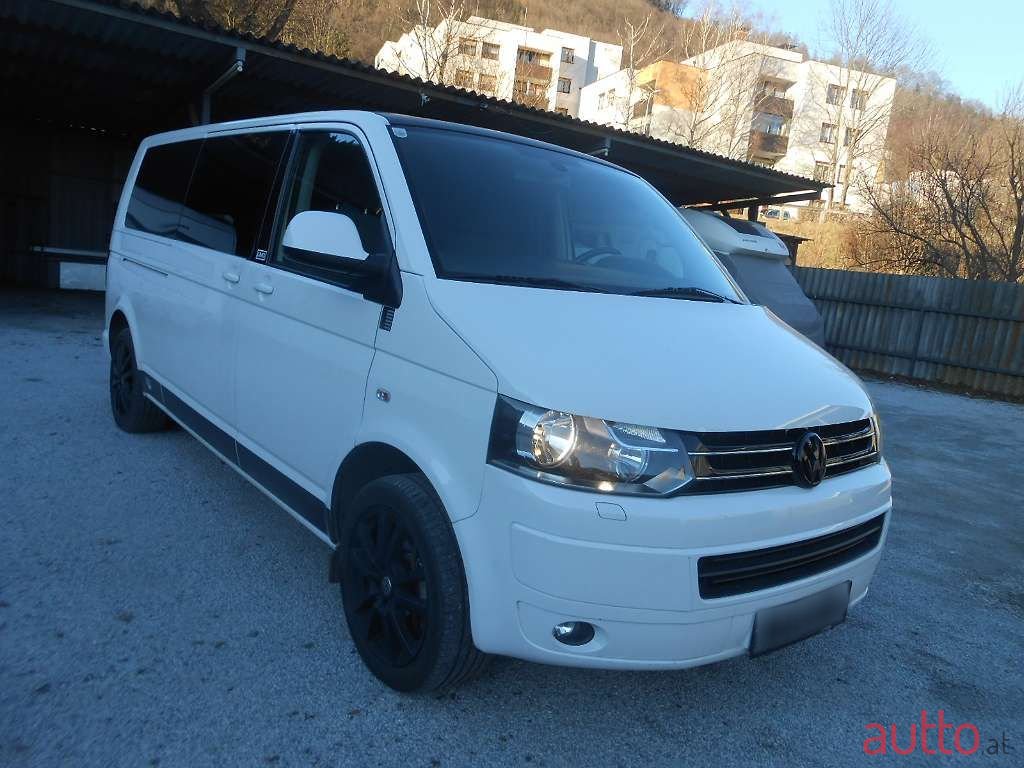 2011' Volkswagen Caravelle photo #4