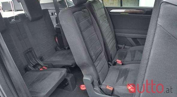 2015' Volkswagen Touran photo #3