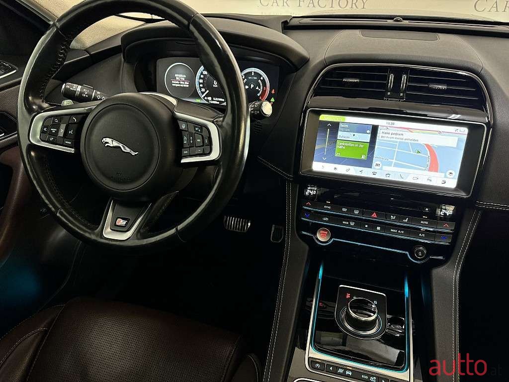 2016' Jaguar F-Pace photo #6