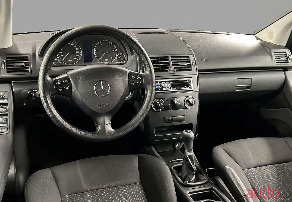 2011' Mercedes-Benz A-Klasse photo #3