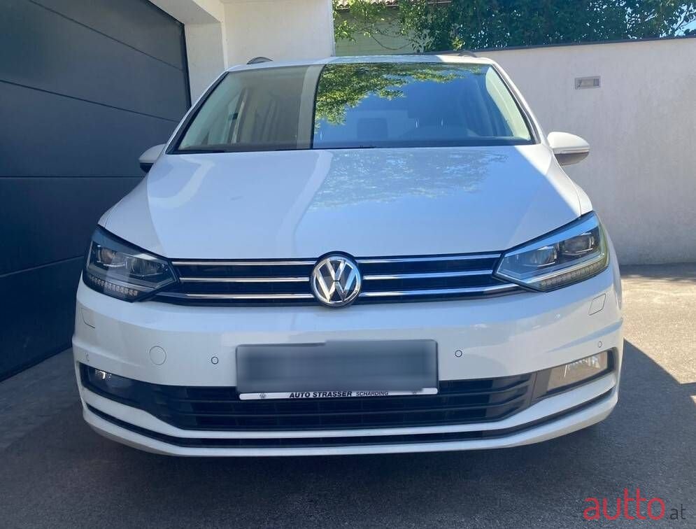 2019' Volkswagen Touran photo #2