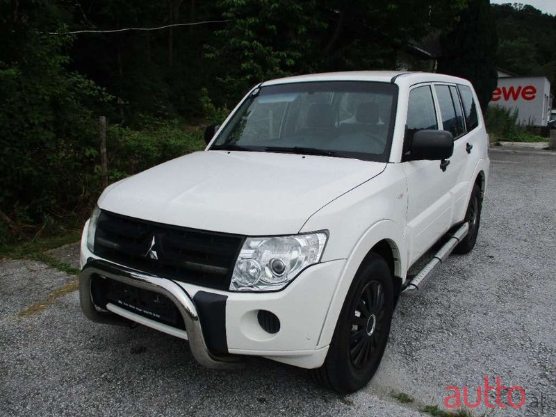 2011' Mitsubishi Pajero photo #1