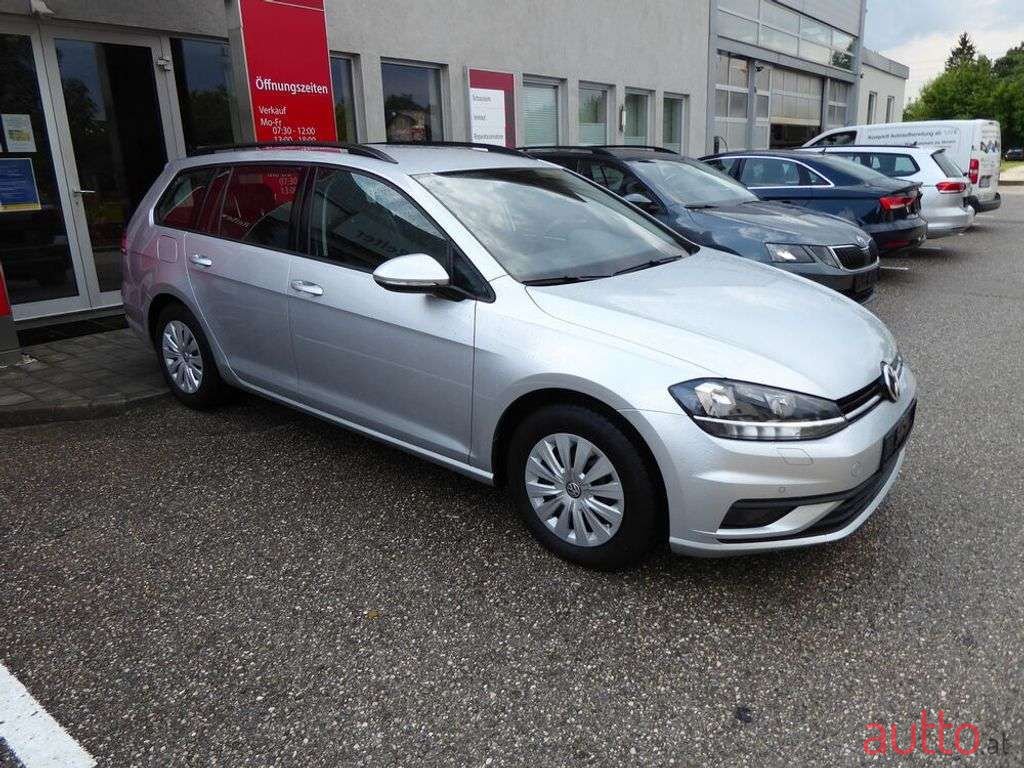 2019' Volkswagen Golf photo #6