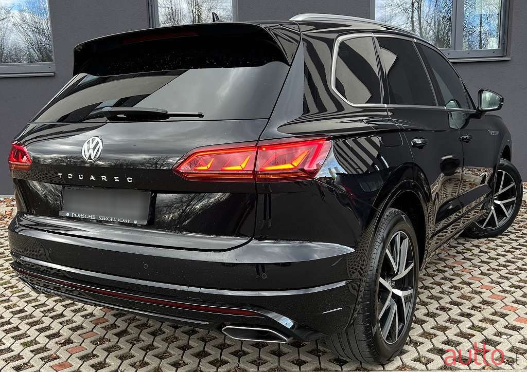 2018' Volkswagen Touareg photo #5
