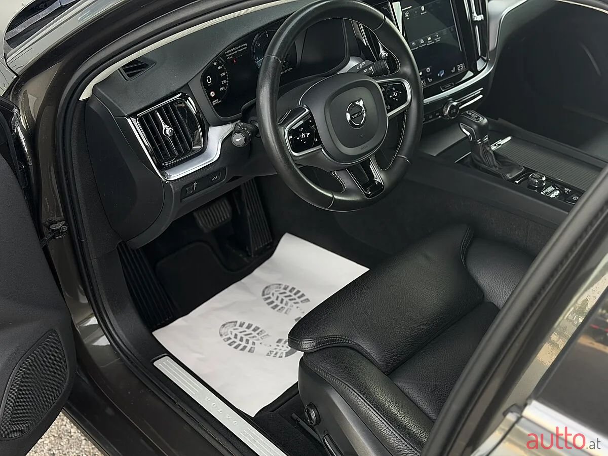 2020' Volvo V60 photo #5