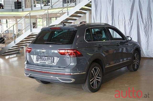 2020' Volkswagen Tiguan photo #3
