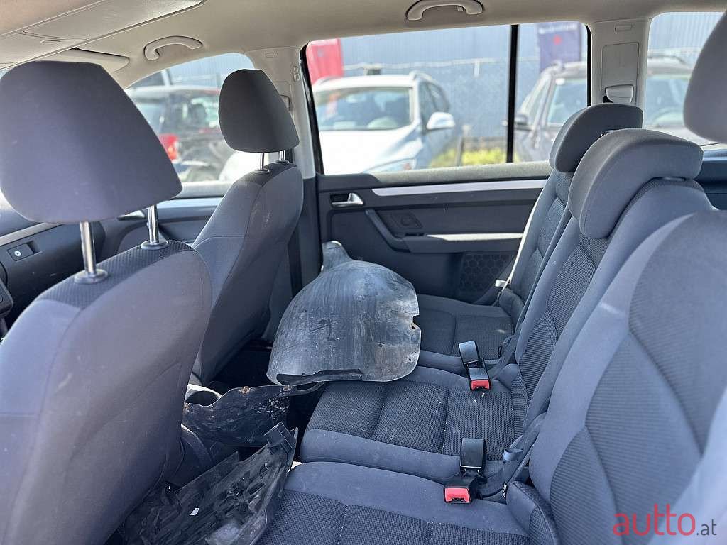 2010' Volkswagen Touran photo #6