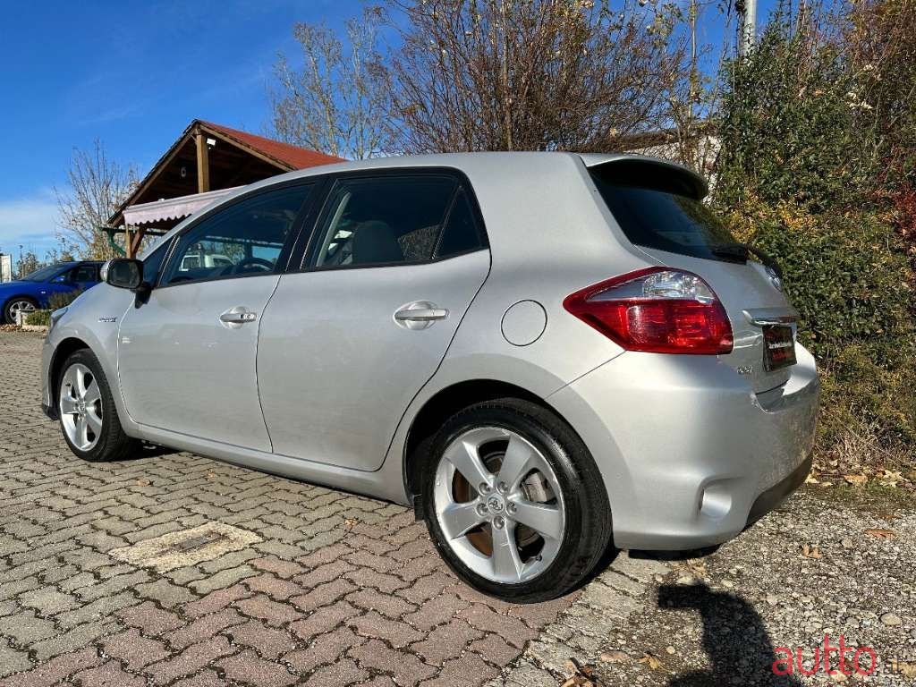 2011' Toyota Auris photo #4