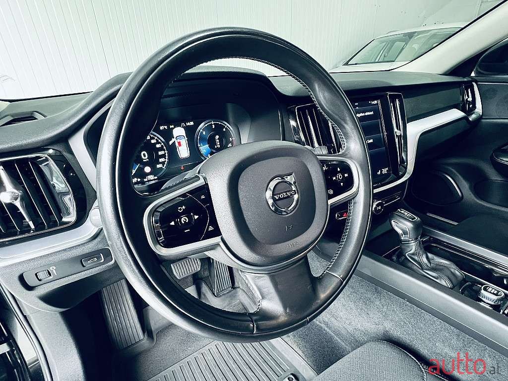 2019' Volvo V60 photo #4
