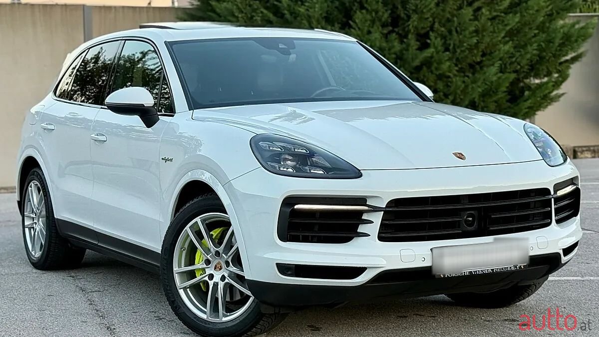 2020' Porsche Cayenne photo #3