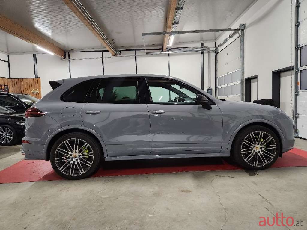 2016' Porsche Cayenne photo #3