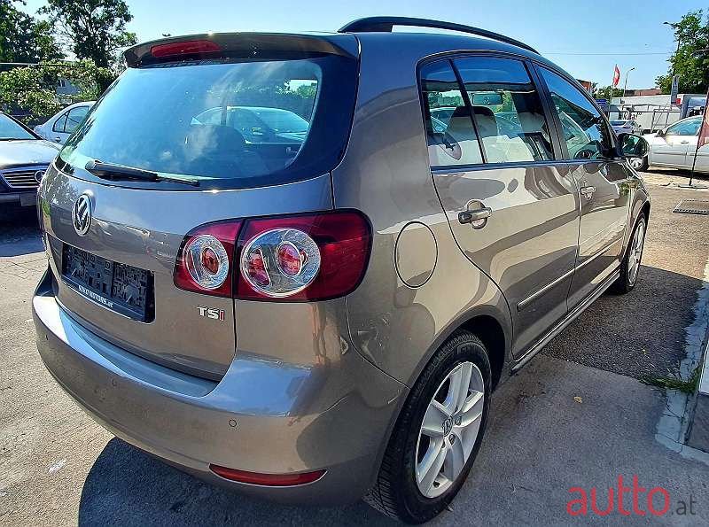 2009' Volkswagen Golf photo #4