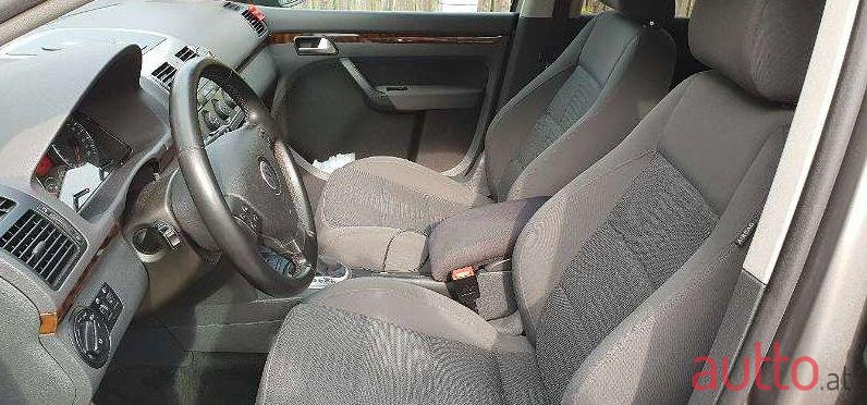 2010' Volkswagen Touran photo #1