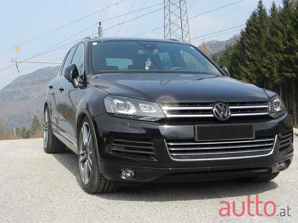 2011' Volkswagen Touareg photo #2