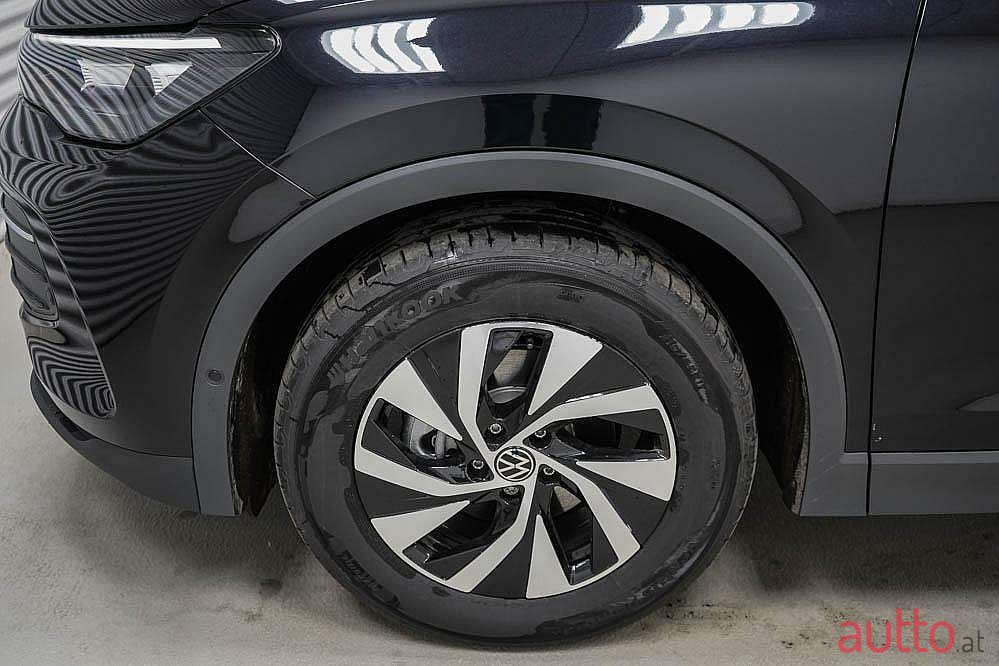 2024' Volkswagen Tiguan photo #5