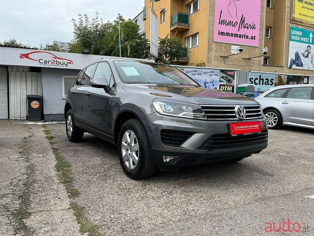 2016' Volkswagen Touareg photo #1