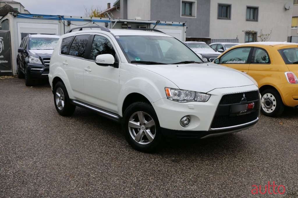 2012' Mitsubishi Outlander photo #1