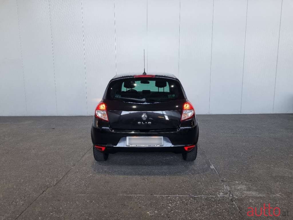 2011' Renault Clio photo #5