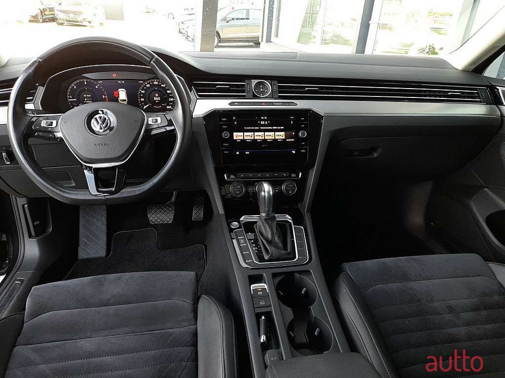 2019' Volkswagen Passat photo #2