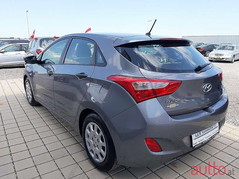 2012' Hyundai i30 photo #6