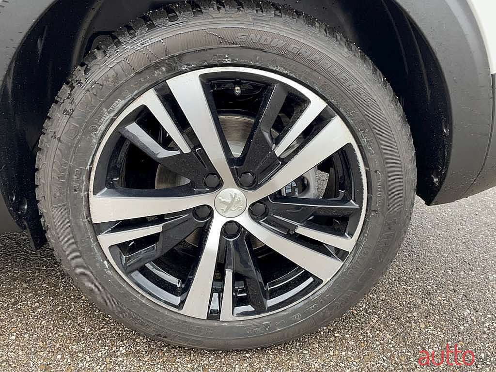 2022' Peugeot 5008 photo #6