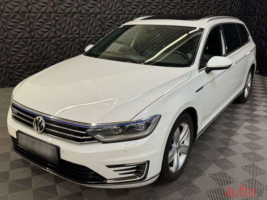 2017' Volkswagen Passat photo #1