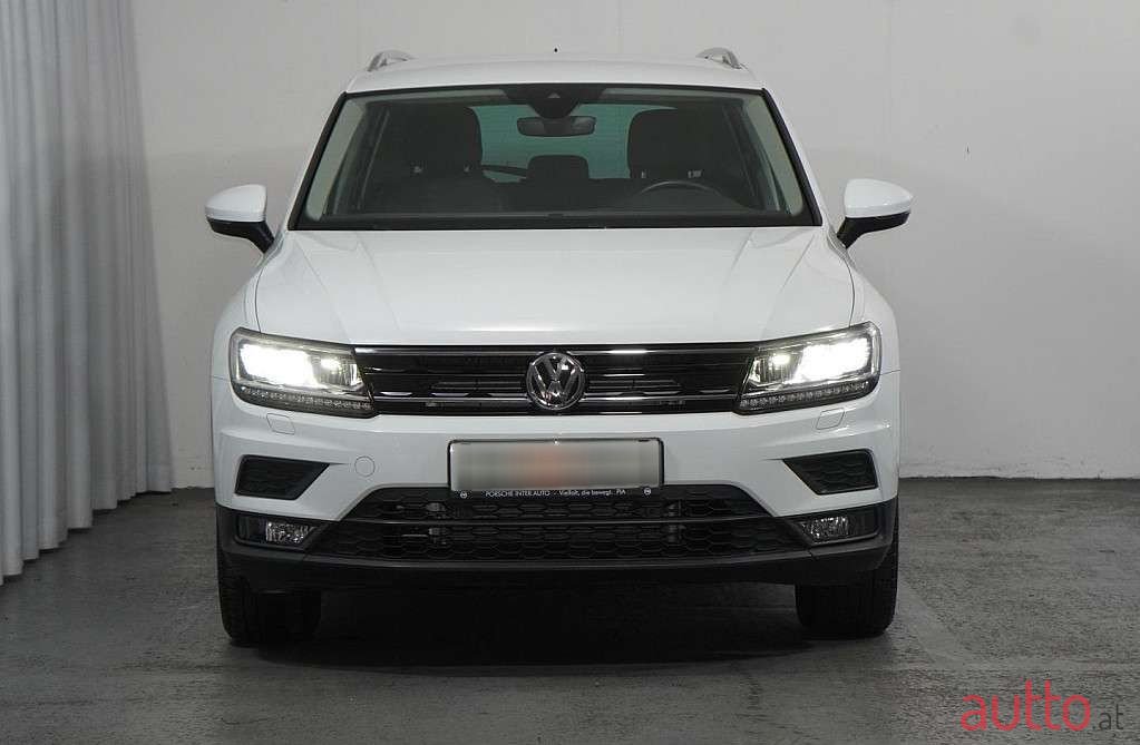 2019' Volkswagen Tiguan photo #2