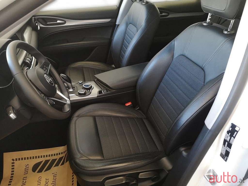 2018' Alfa Romeo Stelvio photo #5