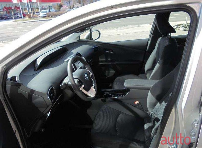 2018' Toyota Prius photo #3