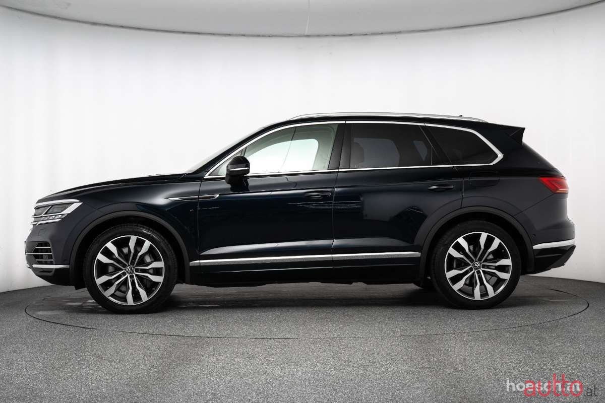 2022' Volkswagen Touareg photo #3